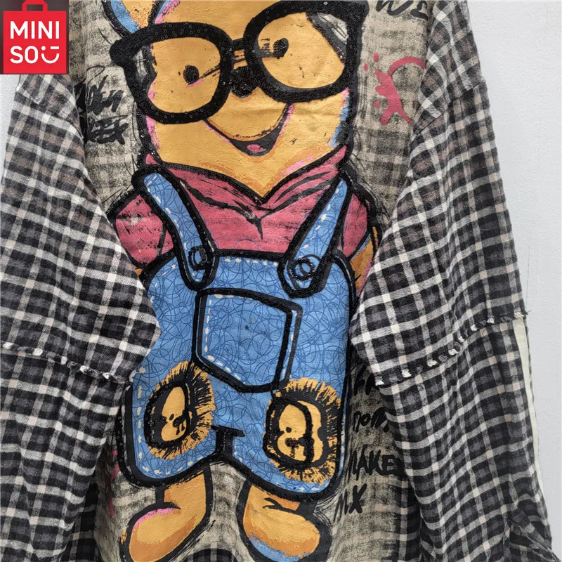 MINISO europeo 2025 otoño nueva camisa suelta de manga larga de dibujos animados a cuadros de estilo occidental de edición mediana a grande