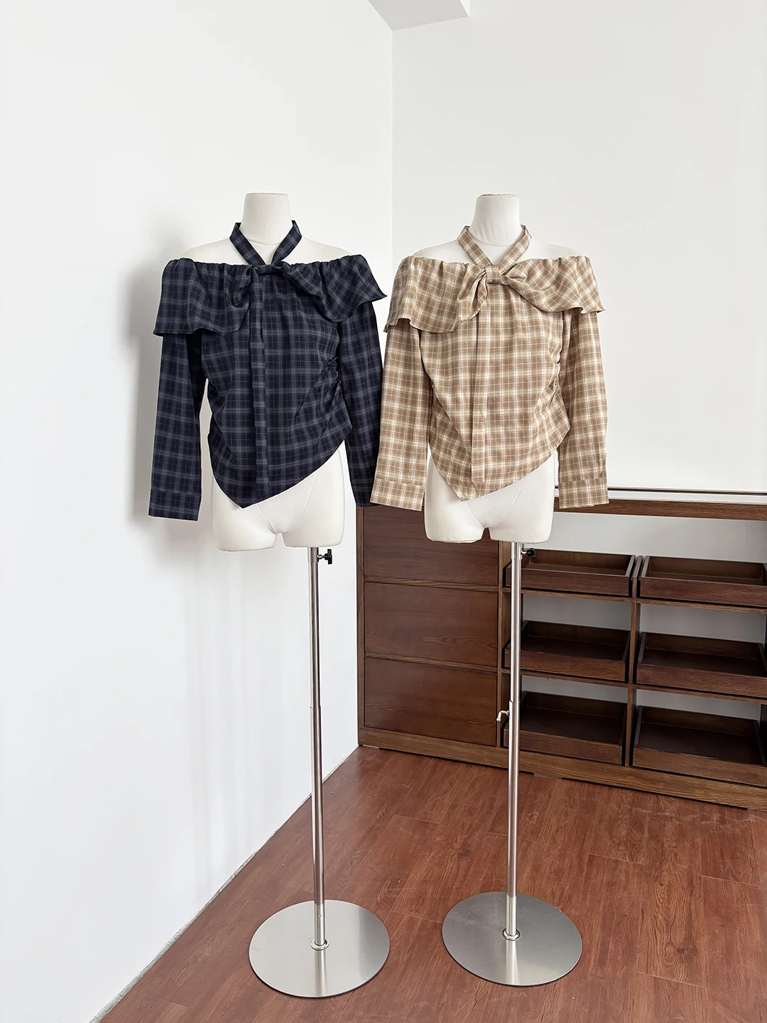 

Retro Style Women's Shirt Spring 2026 Design Slimming Plaid Long Sleeve Commute Style Polyester Fiber Floral Top