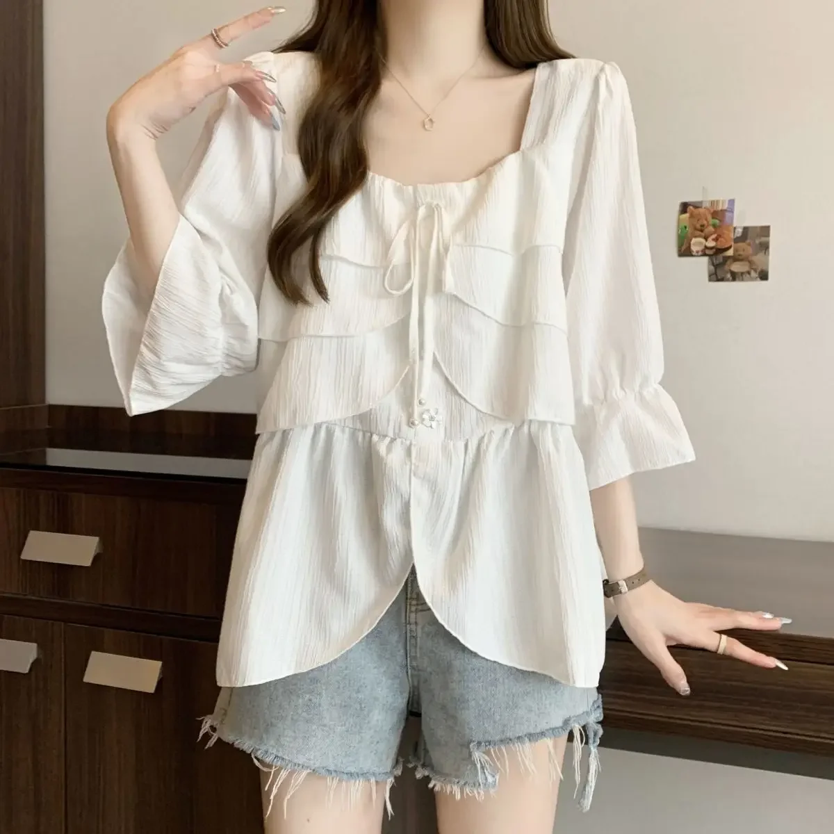 قميص شيفون مكشكش بياقة مربعة وأكمام قصيرة