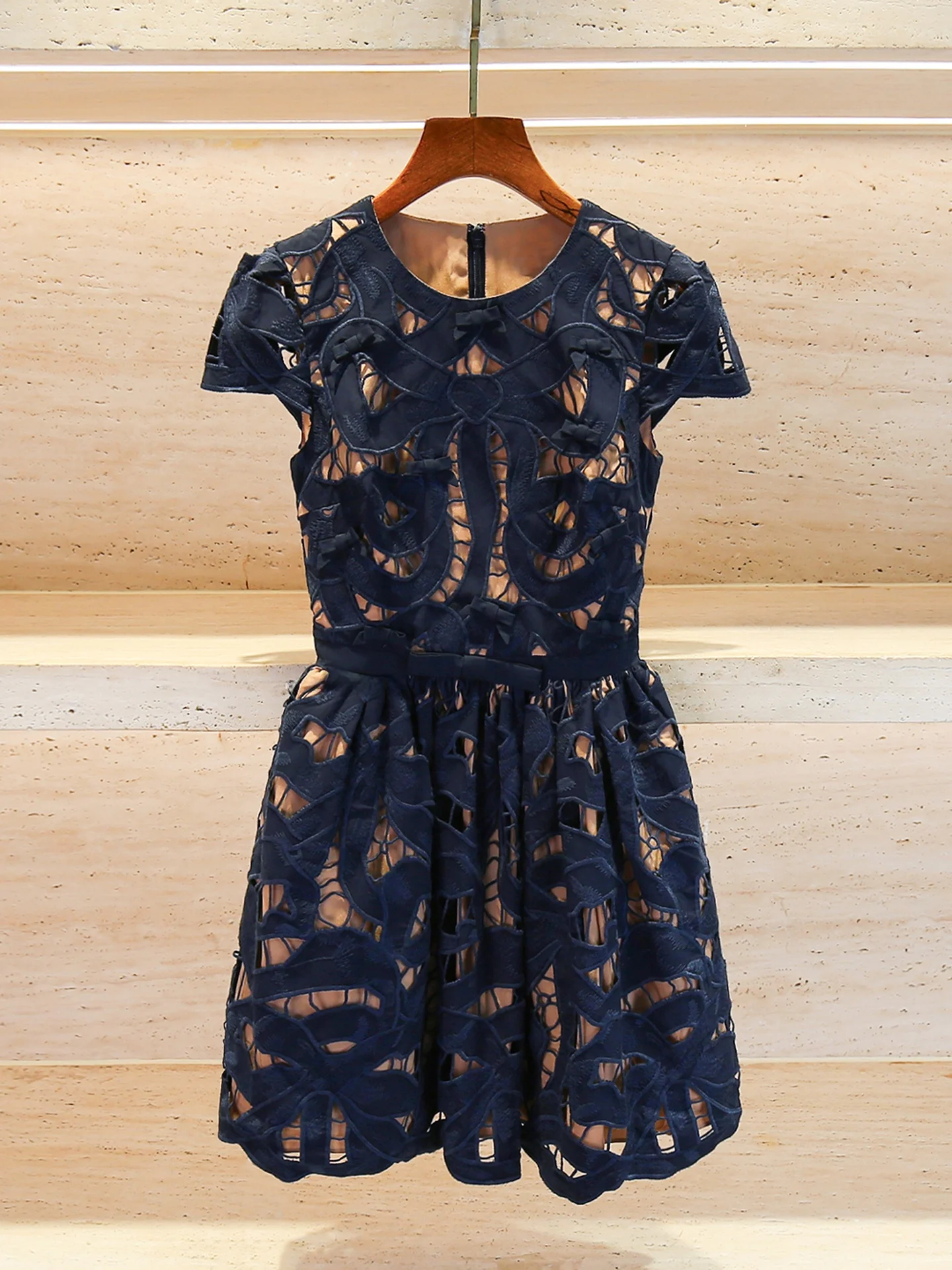 

Женское модное платье с вышивкой и кружевом, с завязками на талии, с завышенной талией, А-силуэт, короткий рукав, круглый вырез