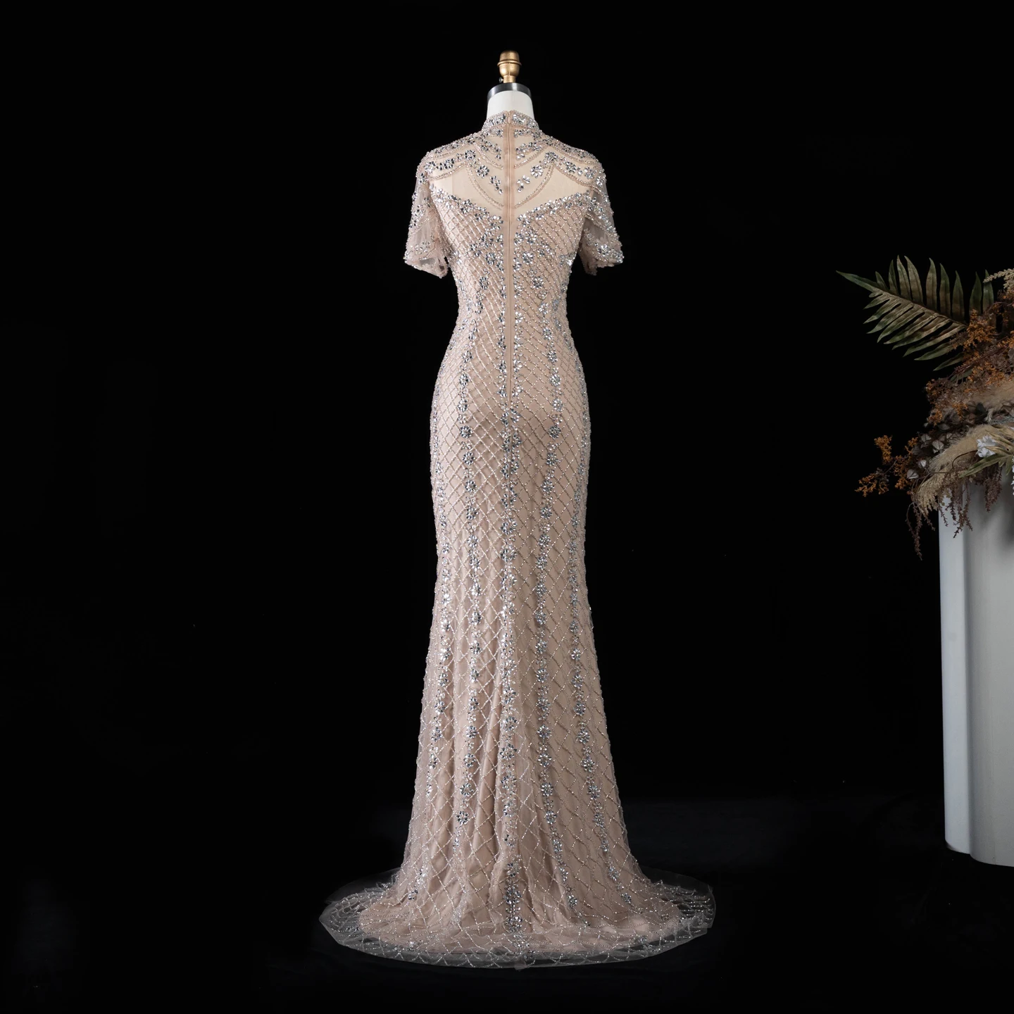Sharon Said Abendkleid mit hohem Kragen in Champagnerfarbe, kurzen transparenten Ärmeln, Gittermuster, Strass, Meerjungfrauen-Schnitt, formelles Anlasskleid, Partykleid SS185, maßgeschneidert. – Detail 9