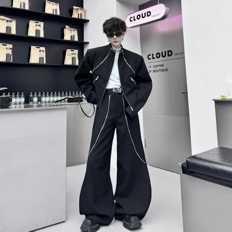 

Модный осенний комплект: куртка с декоративными накладками на плечах и мужские широкие брюки на молнии, деконструированный функциональный дизайн.