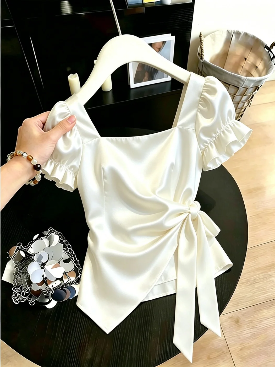 Camisa Blanca Sencilla para Mujer, Ligera, Delgada, de Manga Corta, Estilo Veraniego, Ultra Popular, con Cintura Ajustable y Lazo, para un Look que Rejuvenece