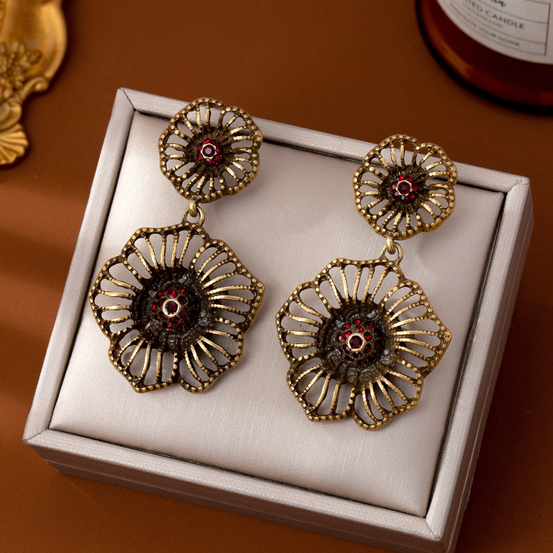 Pendientes huecos desgastados Vintage para mujer, diseño redondo texturizado, joyería única para oreja llamativa de nicho M888