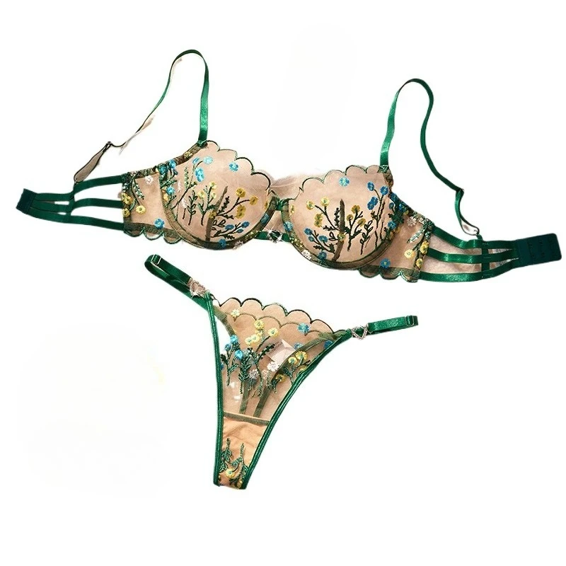 

Роскошный комплект из кружевного бюстгальтера и стрингов с вышивкой — нижнее белье из трех предметов с вырезом в форме сердца