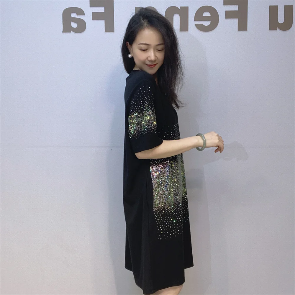 Abito t-shirt di grandi dimensioni scintillante scintillante con perforazione a caldo Abito dritto casual medio-lungo Abito basic a maniche corte primavera estate
