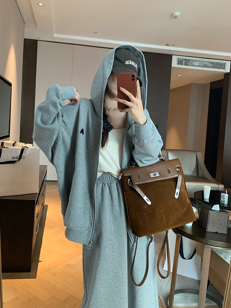 

Комплект из свитшота и юбки с объемной вышивкой NAZ для женщин больших размеров, ретро-спортивный стиль, повседневный, хлопок, длинный рукав, осенний...