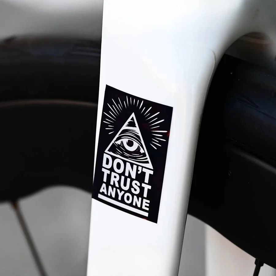 สติกเกอร์ All-Seeing Eye'Don't Trust Anyone' สติกเกอร์ไวนิลกันน้ำมีสไตล์ สติกเกอร์ที่ไม่เหมือนใครสำหรับแล็ปท็อป รถยนต์ ตกแต่งทันสมัยในชีวิตประจำวัน