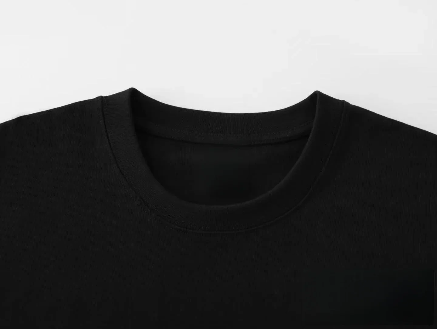 Modisches T-Shirt im nordafrikanischen Stil mit einem grünen Blattmuster der nächtlichen Stadtlandschaft. Hochwertige Streetwear. – Detail 8