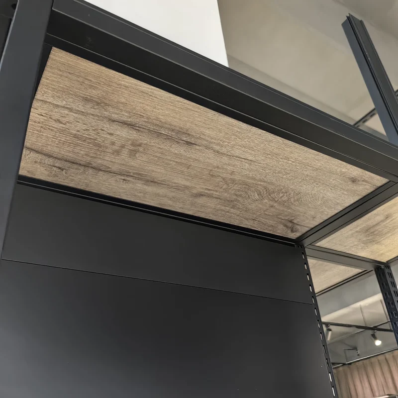 مخصص.360 °   الضميمة الكاملة من الصلب والخشب على الوجهين نظام رفوف العمود رفوف العرض القابلة للتخصيص متاجر البيع بالتجزئة