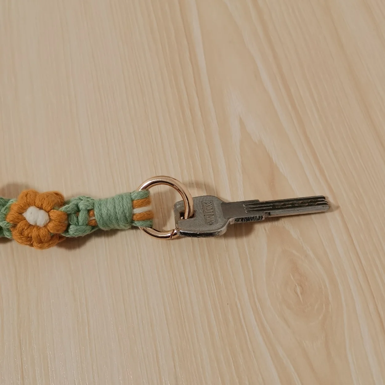 سلسلة مفاتيح معلقة على شكل زهرة الأقحوان يتم ارتداؤها على المعصم البوهيمي المنسوجة يدويًا على شكل زهرة سلسلة مفاتيح على شكل زهرة مزخرفة