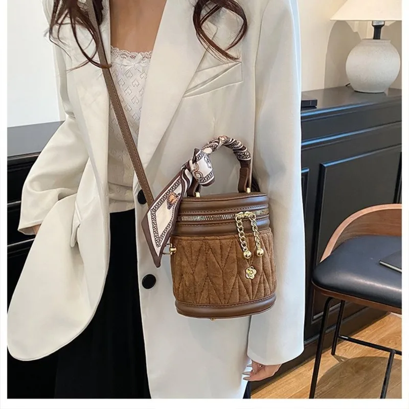 

Классическая женская сумка-мессенджер, умный и стильный выбор для академической женщины