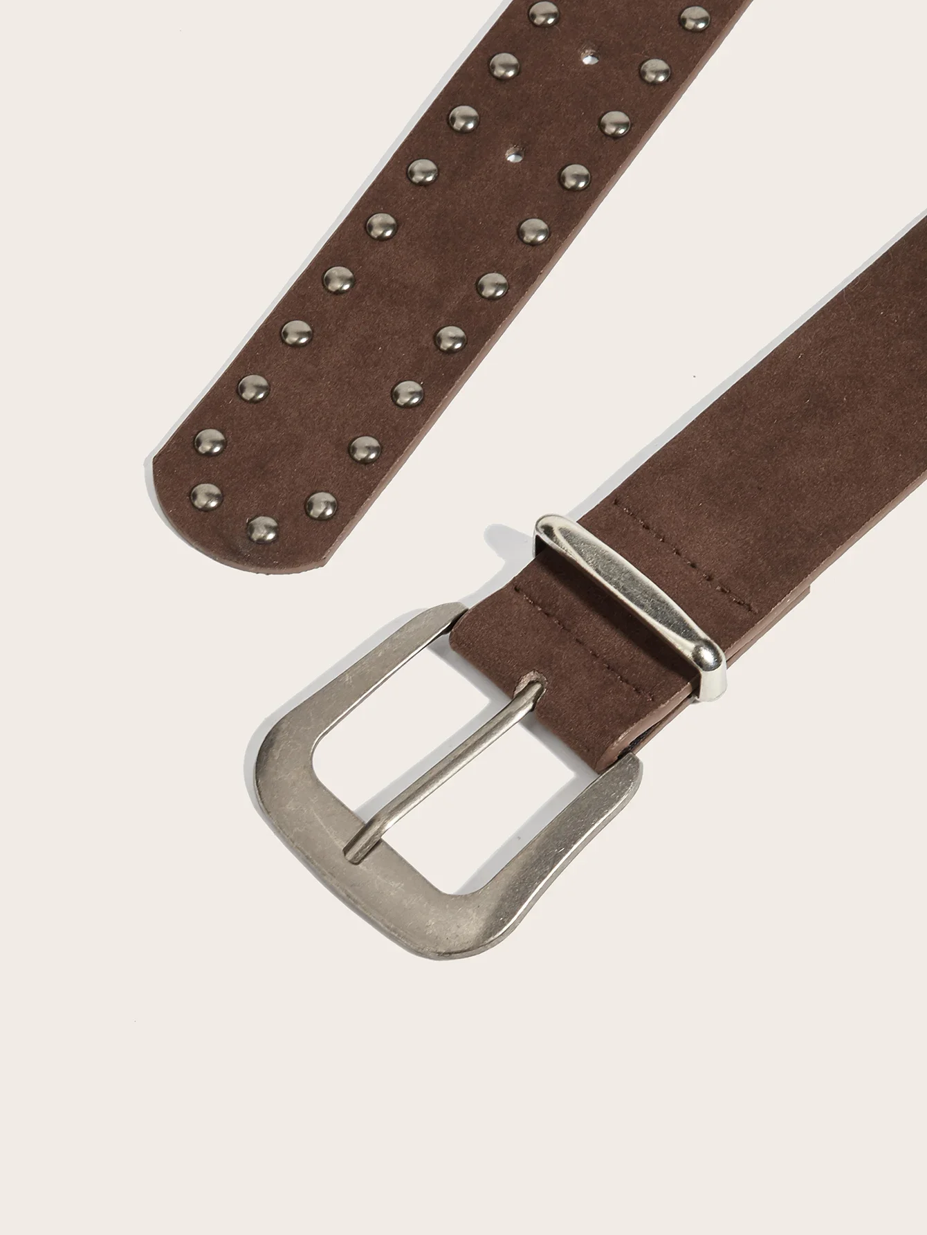 Um cinto unissex, elegante e versátil com rebites e fivelas.