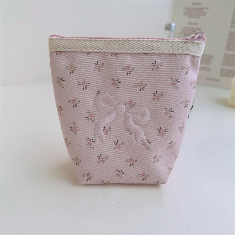 Pequeña bolsa de maquillaje con bordado Floral de algodón, organizador de artículos de tocador, estuches de almacenamiento impermeables para mujer