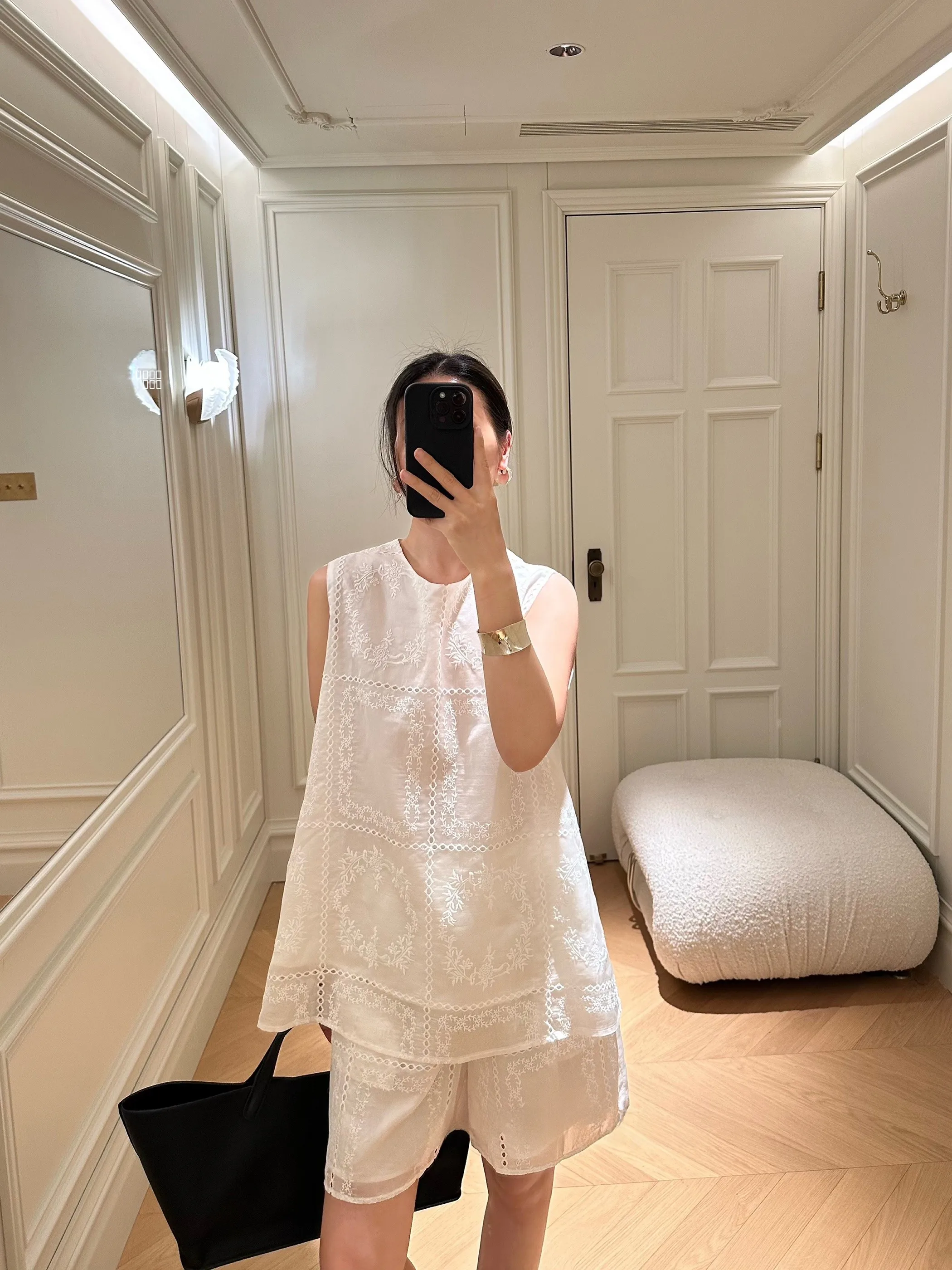 

Романтичный комплект из вышитого шелкового топа без рукавов и шорт от DALII OFFICIAL: модный женский костюм из двух предметов