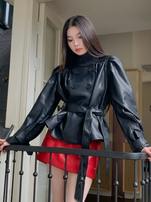 黒のファッショナブルなカジュアルバイカージャケット レディース ハイエンドレザージャケット デザインセンセーション ストリートスタイル ショート丈 合成皮革
