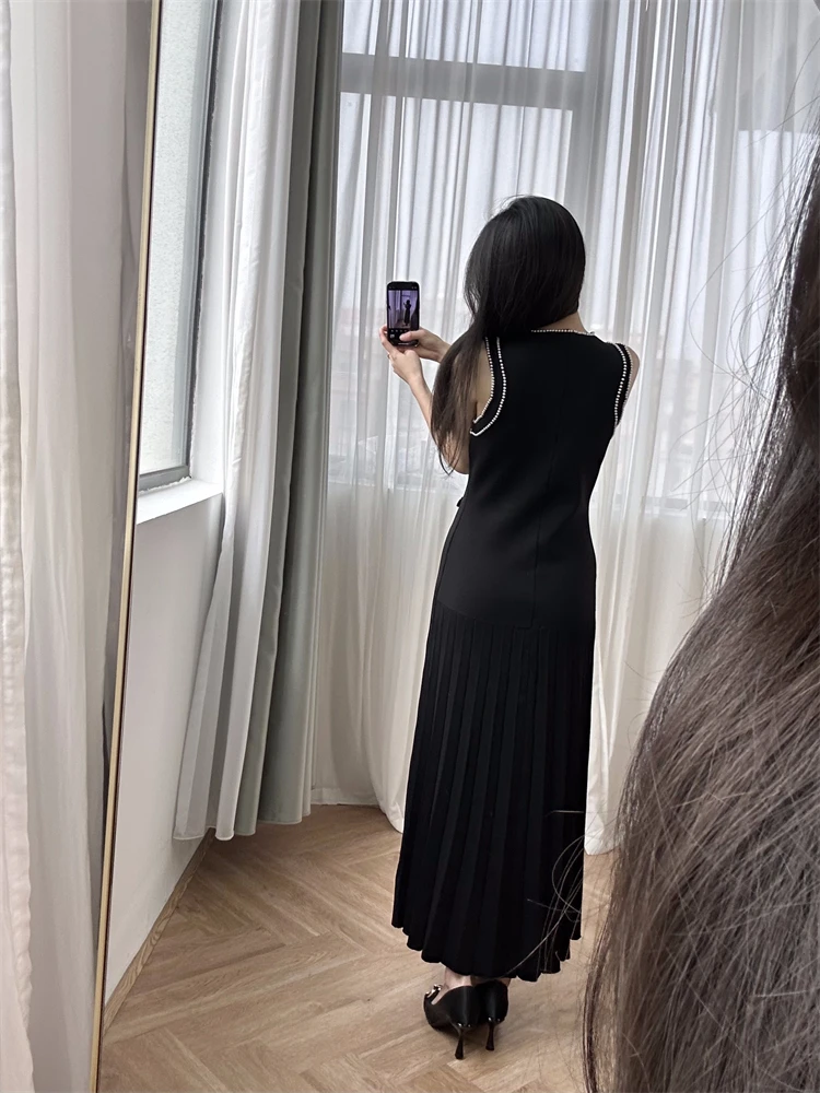 

Women's knitted medium length dress in two colors, luxurious pearl edge round neck, sleeveless pleated hem,exquisite and elegant