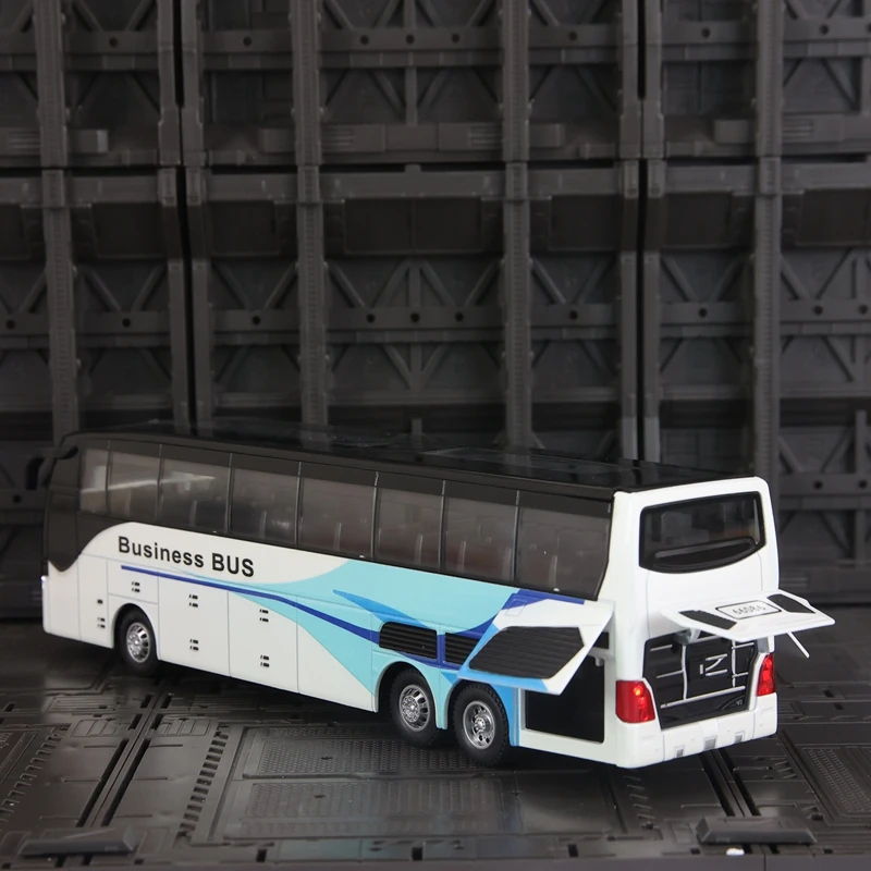 

1:30 Модель легкосплавного автомобиля с имитацией городского бизнеса на длинные дистанции, подходящая для коллекции и может подарить в подарок детям