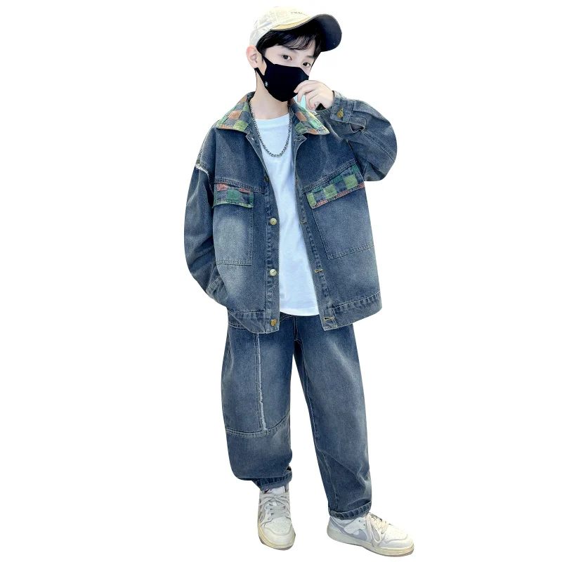 

2025 Новый модный джинсовый костюм для мальчиков, клетчатая лоскутная куртка и брюки, повседневный модный комплект детской одежды с двойным краем