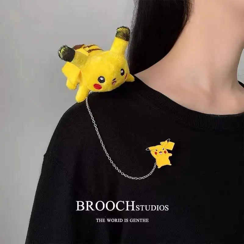 بيكاتشو بروش دمية محشوة لينة الإبداعية شارة Kawaii مجوهرات بنين بنات مضحك الديكور سلسلة دبوس الكرتون شارة الملحقات