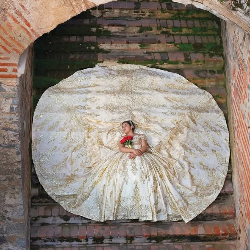 فستان Quinceanera مخصص لامع بلون الشمبانيا الذهبي بدون أكتاف مزين بالترتر والدانتيل مطرز بالخرز فيستدوس دي 15 Quinceanera