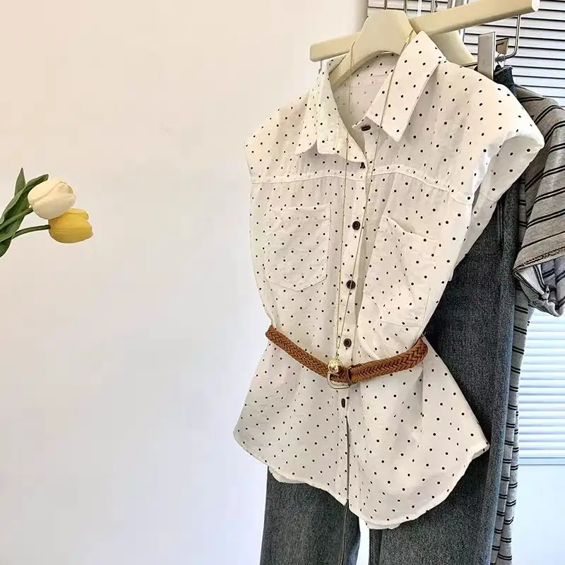 

Дизайнерская женская летняя блузка без рукавов с французским воротником поло, белая в горошек, уникальная, очень стильная, с завышенной талией, повседневная