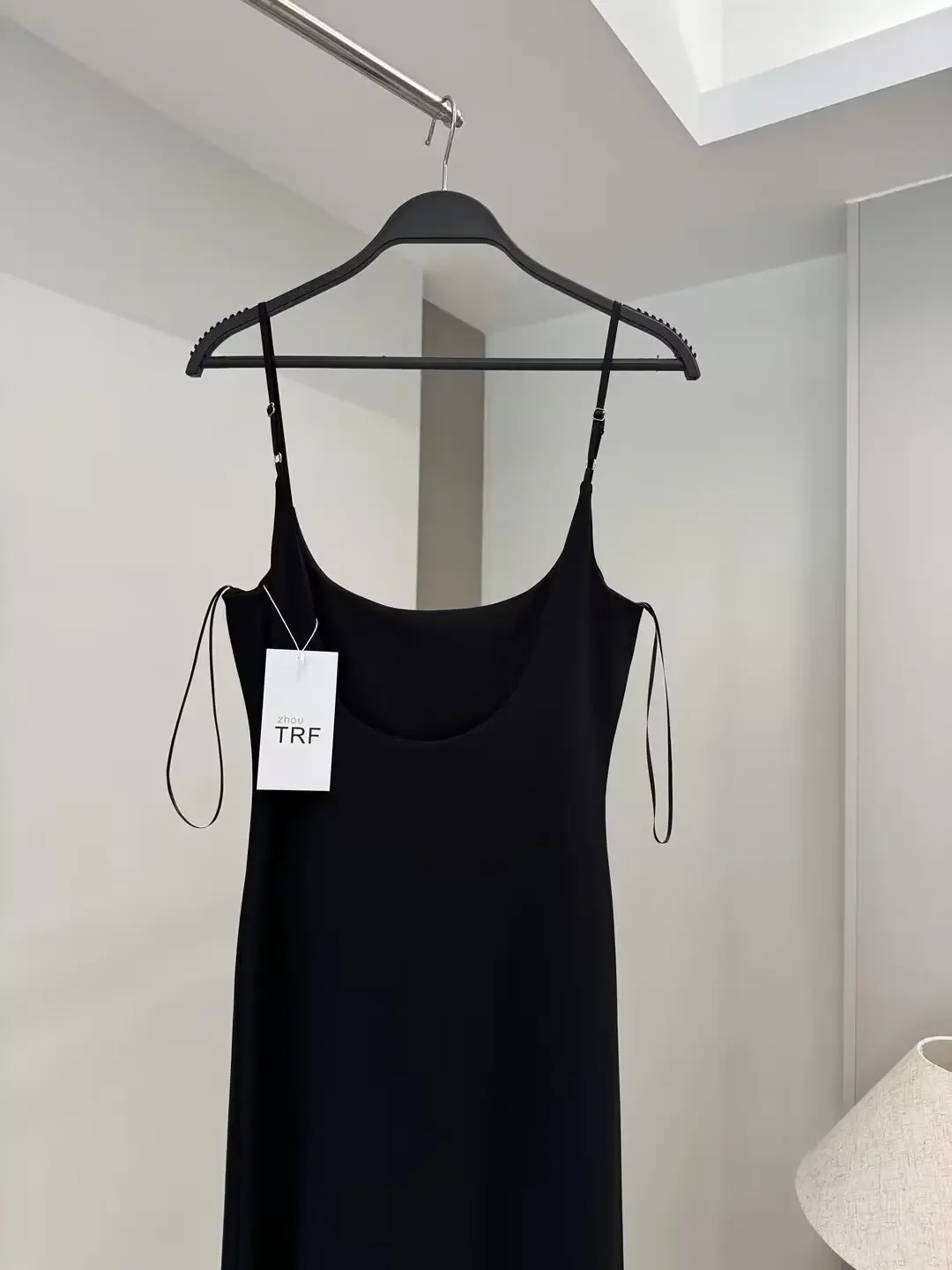 Vestido feminino versão slim, com alças de ombro finas, suspensão longa, sem mangas, brincalhão, retrô, nova moda, 2024