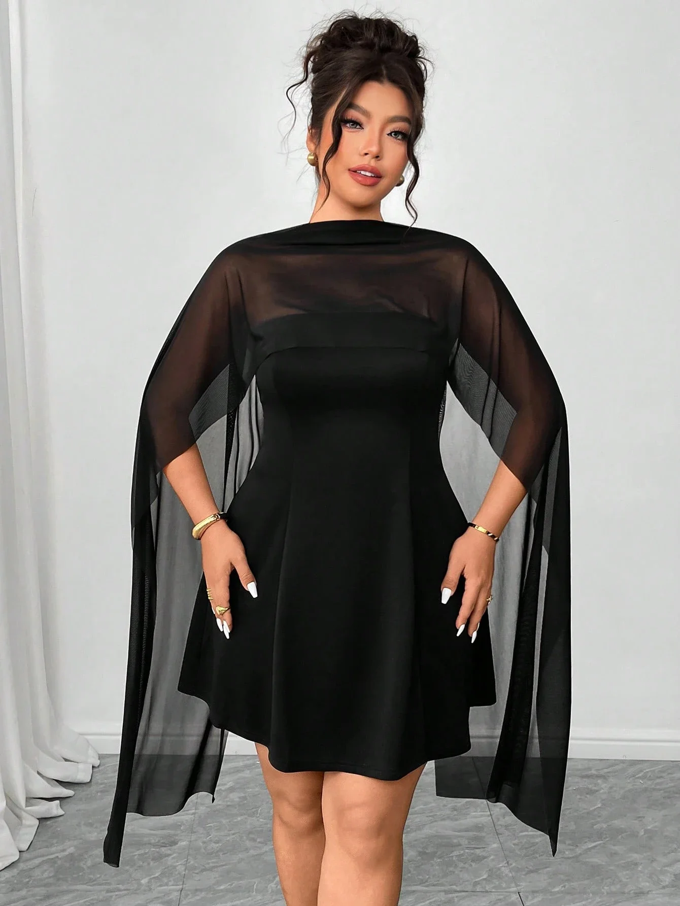 

Элегантное черное мини-платье А-силуэта без бретелек больших размеров с сетчатым шарфом для коктейльных вечеринок и бранчей