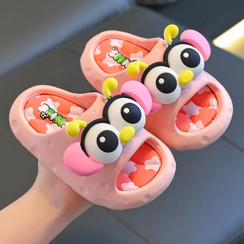 A pair of cartoon cute eyes, winking deer, indoor and outdoor sandals, light and comfortable soft-soled slippers in summer.