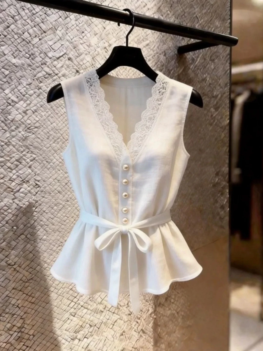 V-Neck Lace Patchwork Strap Vest Women's New 2026 Summer Design Waist-Cinching Belted Top Short Length Micro Stretch