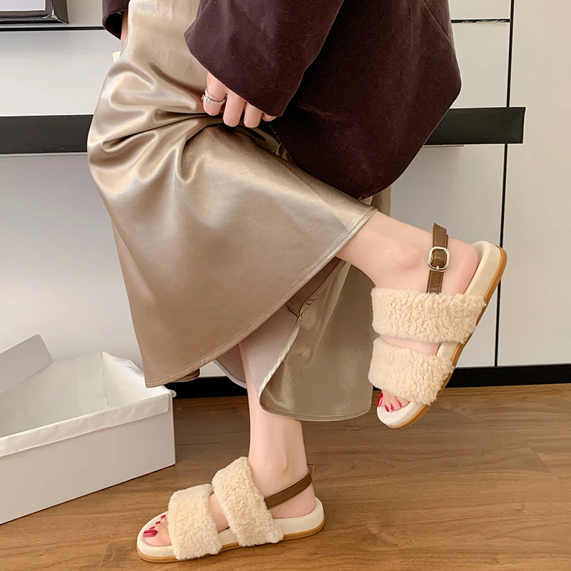 

Это модные, универсальные, удобные, противоскользящие и дышащие женские сандалии с плоским ремешком сзади и замшевой пряжкой.