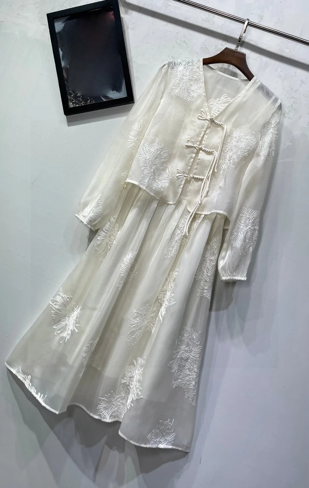 

2025 Women's Clothing A lightly embroidered top with a layered suspender dress 0624