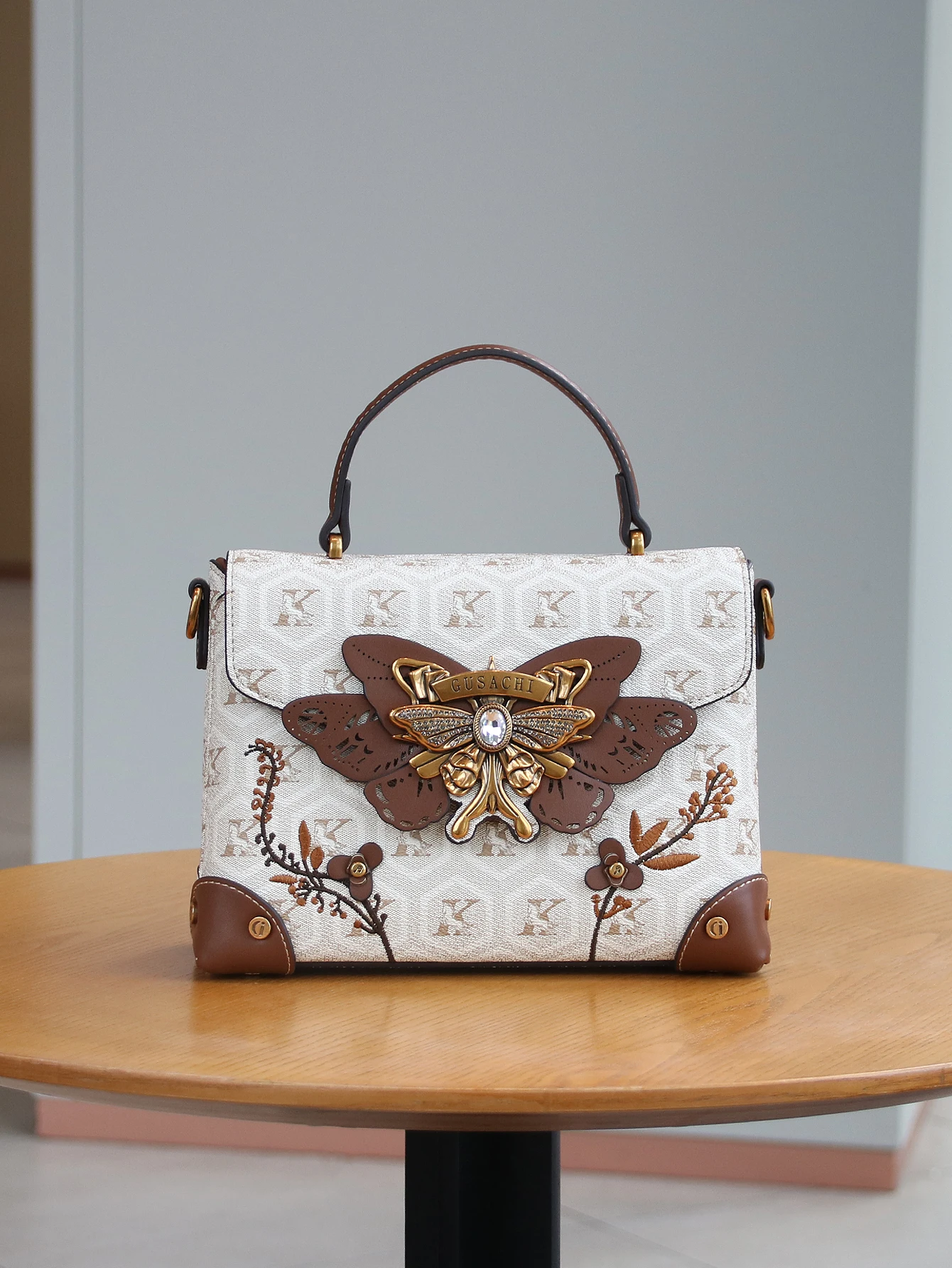 

2025 luxury fashion new heavy craft studded butterfly hardware retro reading handbag exquisite embroidery small square bag commu
