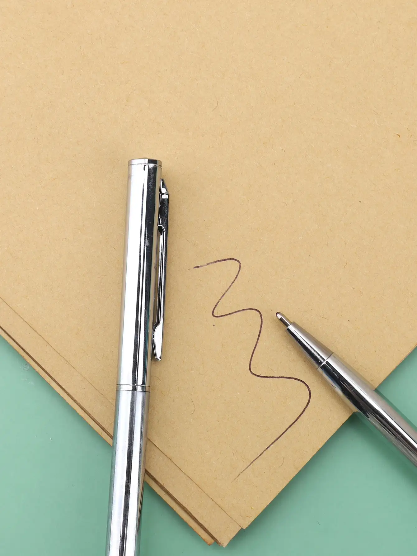 Eleganter Metall-Kugelschreiber mit einziehbarem Design, glatter Schreibfluss, kreatives Geschäftsgeschenk für Frauen und Männer. – Detail 6