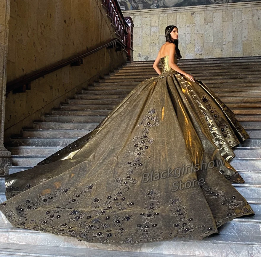 Sparkling Princess Quinceanera Dresses Chapel Train Gold Dreamy Elegant Queen Crystal Applique Adult Debutante 15 Anos