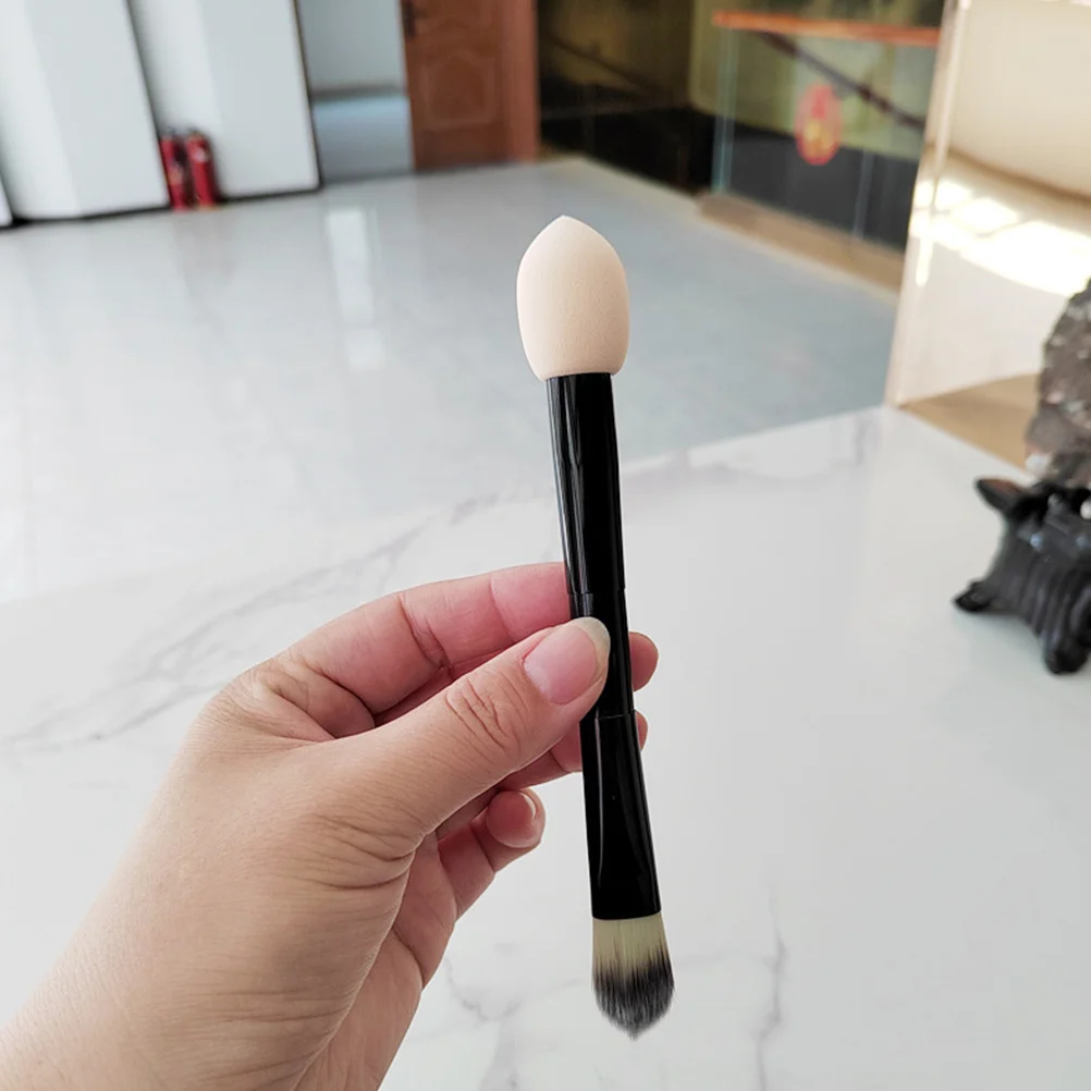 Pennello cosmetico dal design a doppia estremità per sfumare blush, correttore e fondotinta. Lavorazione pregiata, regalo ideale per la festa della mamma