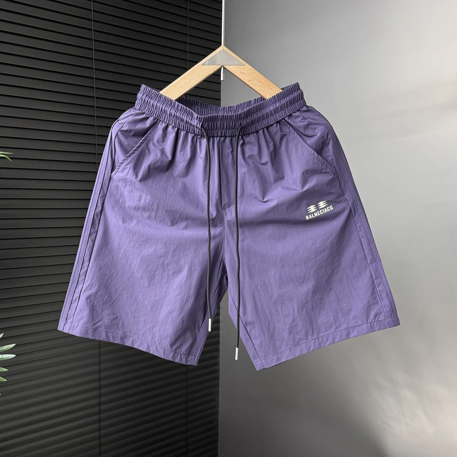 

Мужские летние тонкие ледяные шелковые спортивные орты молодежного цвета, простые пляжные брюки с завязками, повседневные свободные прямые брюки...