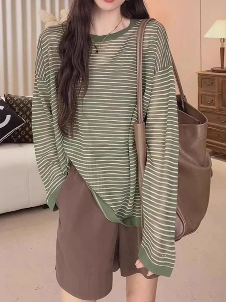 เสื้อยืดผ้าไหมกันแดด ทรงหลวม สไตล์ลำลอง ลายทาง ดีไซน์แฟชั่น ช่วยให้ดูผอม ทรงกลม ใส่สบาย เหมาะกับการเดินทาง สไตล์เกาหลี