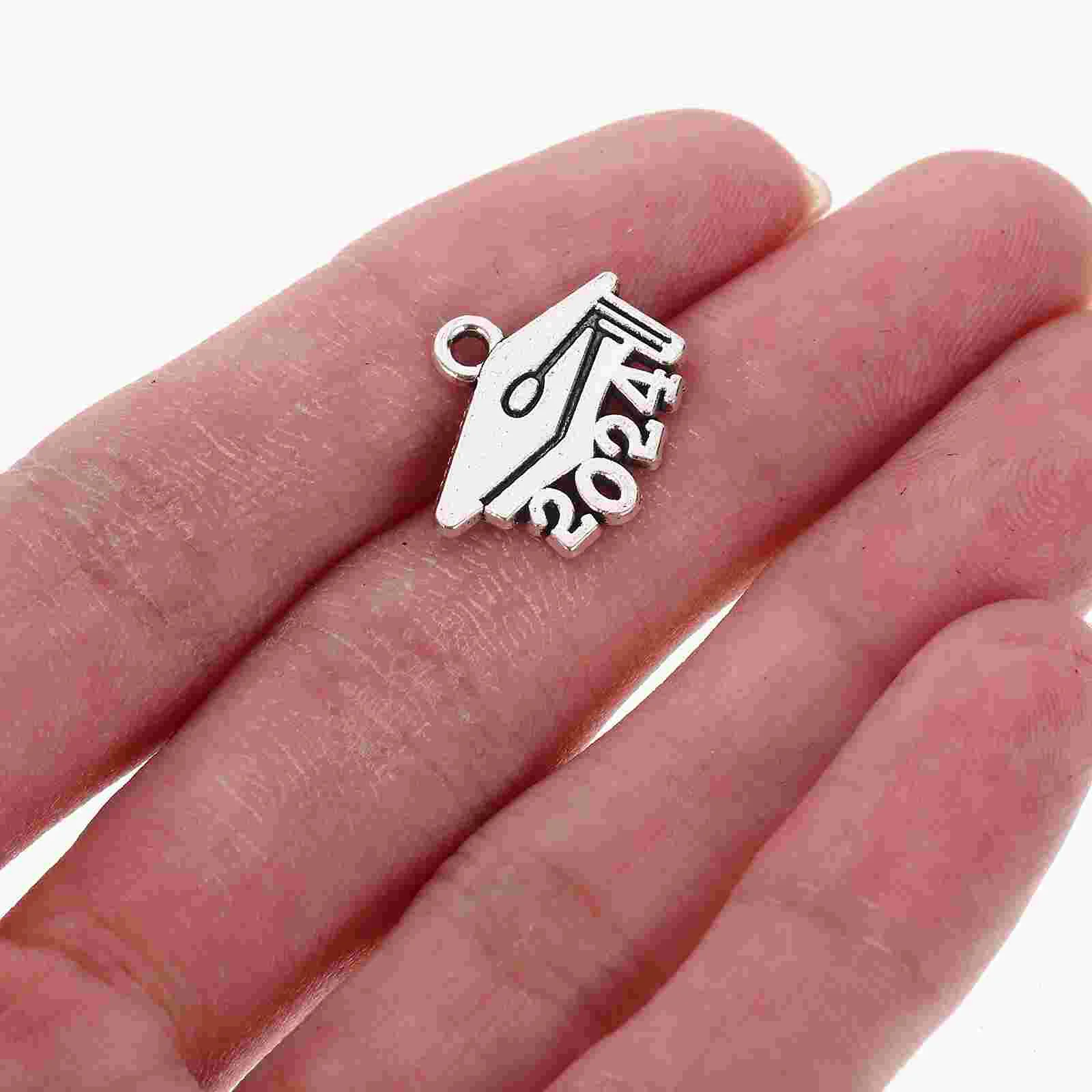 100 szt. 2024 Wisiorek Crafting Charms Graduation Hat Tassel Metal Alloy Wisiorki do tworzenia biżuterii