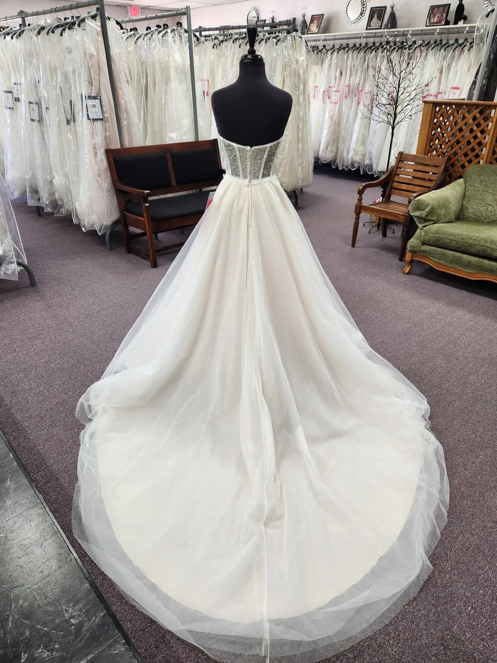 Trägerloses Brautkleid mit herzförmigem Ausschnitt, Korsett, Perlenbesatz, transparentem Oberteil, glitzerndem Tüll und A-Linien-Schnitt, nach Maß gefertigt. – Detail 6