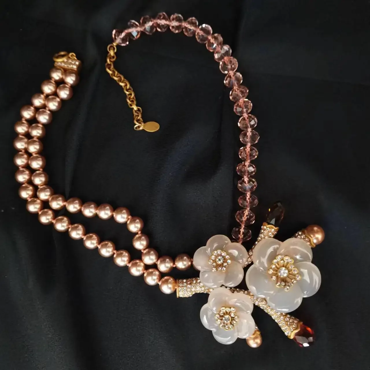 

Qingdao Medieval Vintage Camellia Pearl High-end Versatile Heavy-duty Necklace