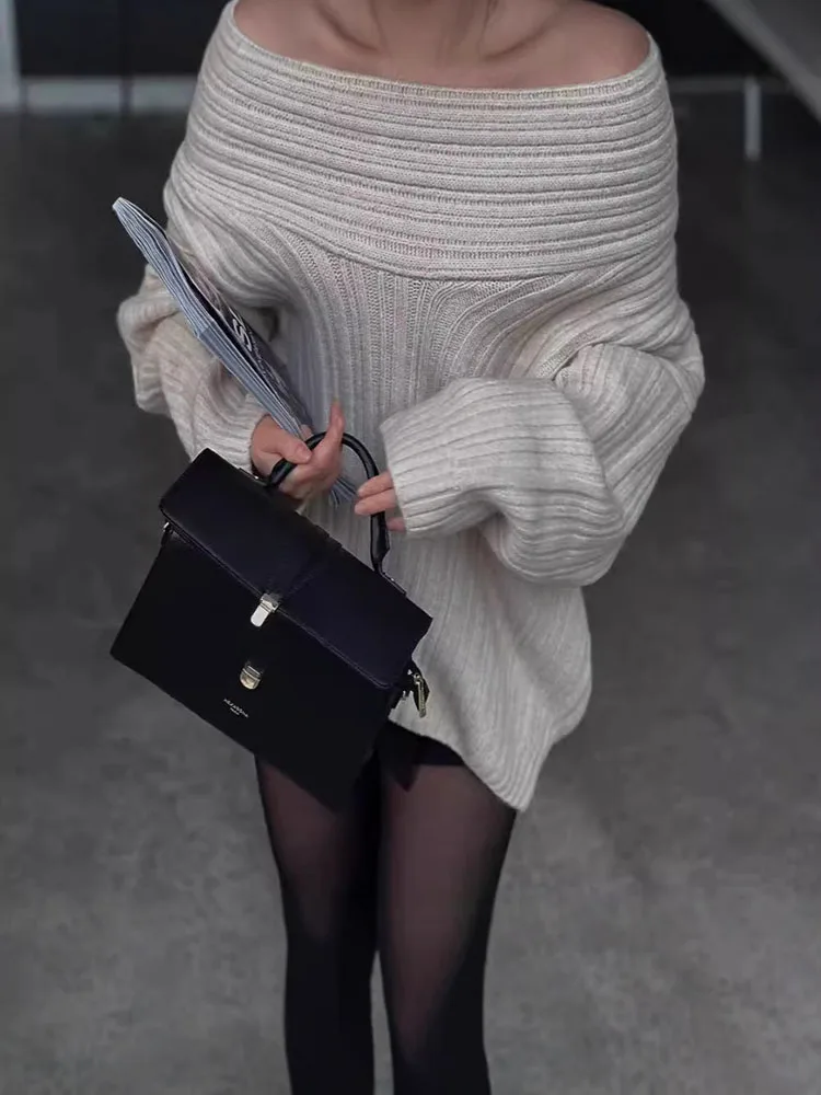 Sweater lengan panjang wanita, atasan rajut Off-the-Shoulder leher lurus warna Solid musim gugur musim dingin 2024