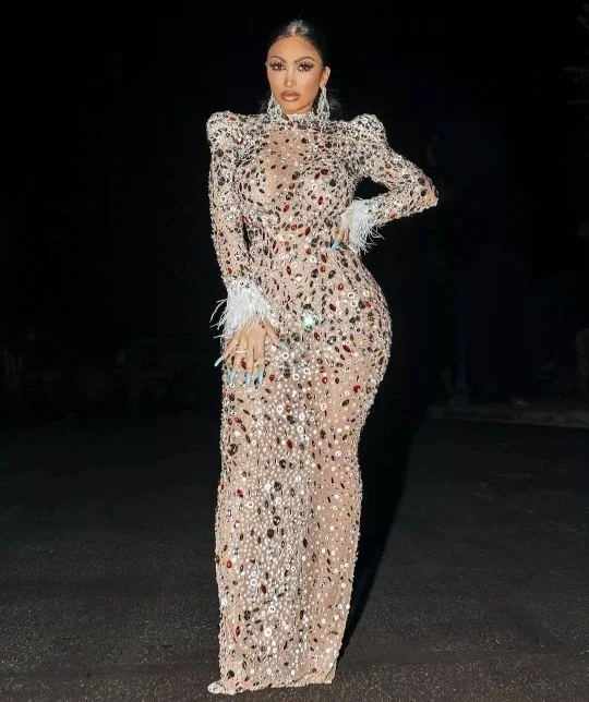 Vestido de malla con perlas y cristales de colores para mujer, traje Sexy de noche de graduación, transparente, Multicolor, con diamantes de imitación, Mangas de plumas de cumpleaños