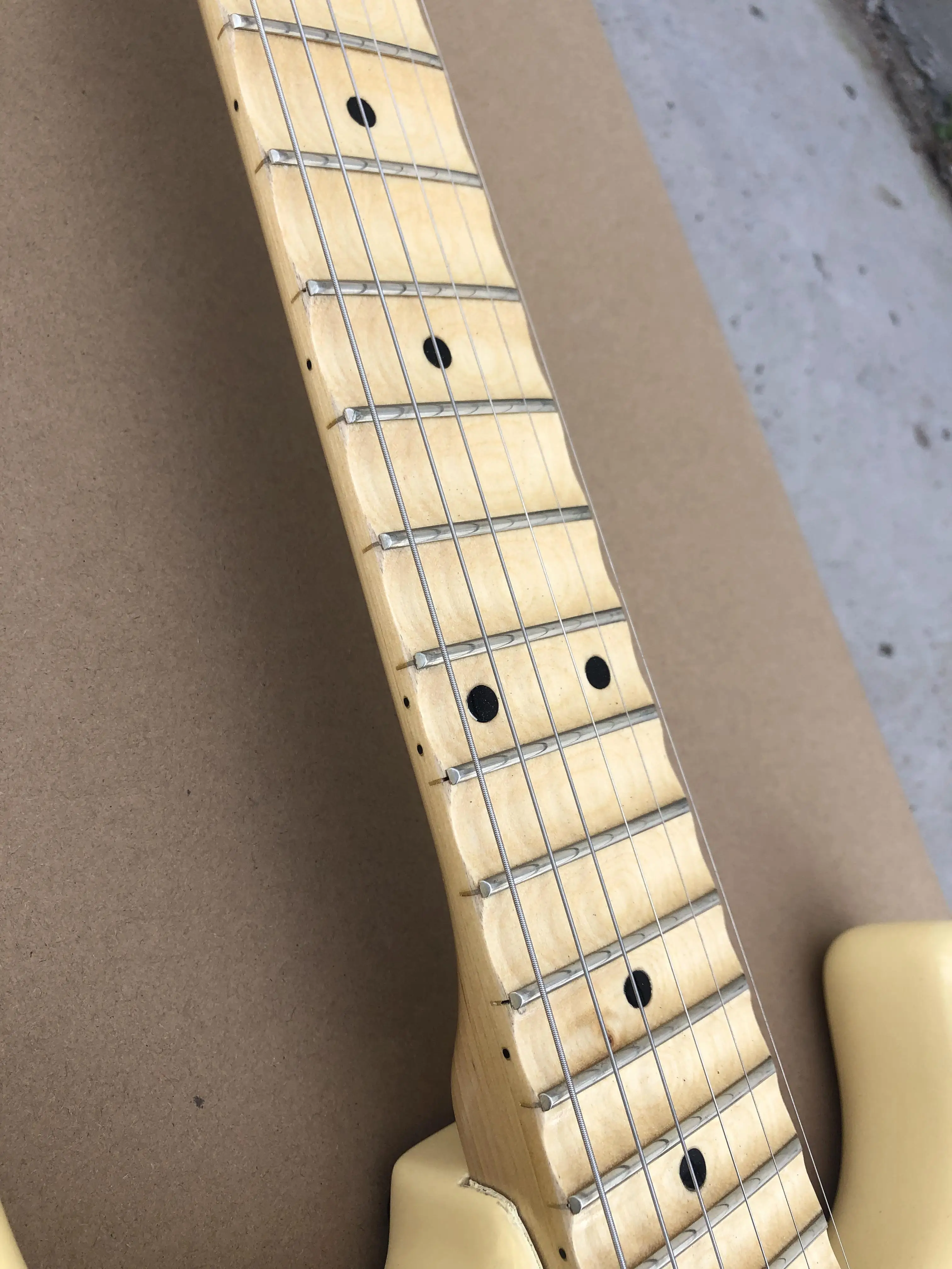 Fábrica de China, mástil de arce, Guitarra eléctrica ST, Cuerpo de caoba, Color amarillo crema, Diapasón de palisandro, Guitarra de 6 cuerdas