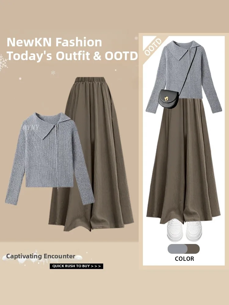 

Комплект: вязаный свитер с асимметричным воротником и двойной молнией, брюки с широкими штанинами. Зимний модный женский ансамбль.