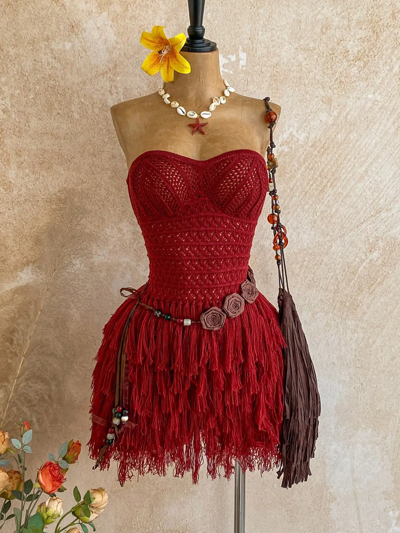 

Красное трикотажное платье-труба в стиле бохо с бахромой и цветочным поясом, идеально подходит для фестивалей, вечеринок и летних прогулок