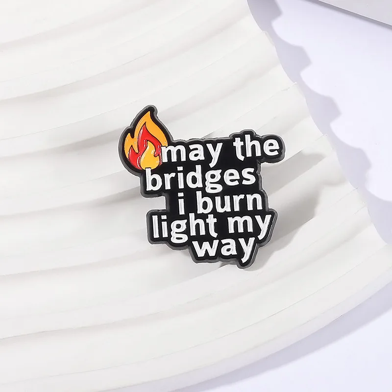 بروش جملة ملهمة باللغة الإنجليزية "ما يحرق الجسر الذي يضيء الطريق إلى الأمام" شارة لهب نصية ملحقات متعددة الاستخدامات