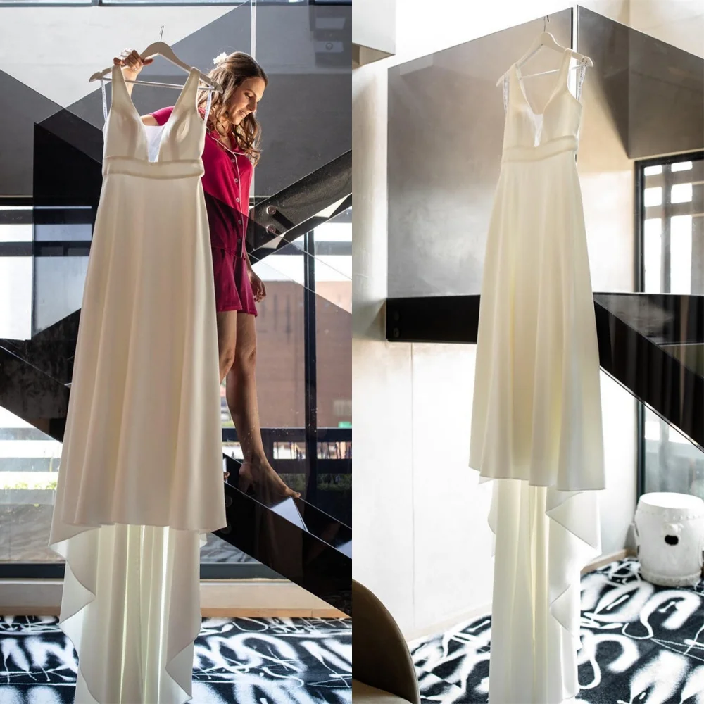 カスタマイズされた気質ホワイトジャージーブライダルドレスエレガントな V ネックキャップスリーブウェディングドレスチャペルトレインオープンバックドレス