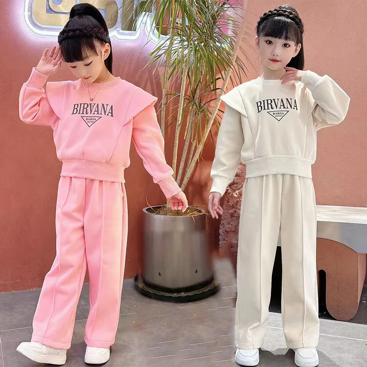 

A new spring and autumn set for girls aged 4 to 14 in 2025, a stylish and fashionable two-piece top and pants for baby girls