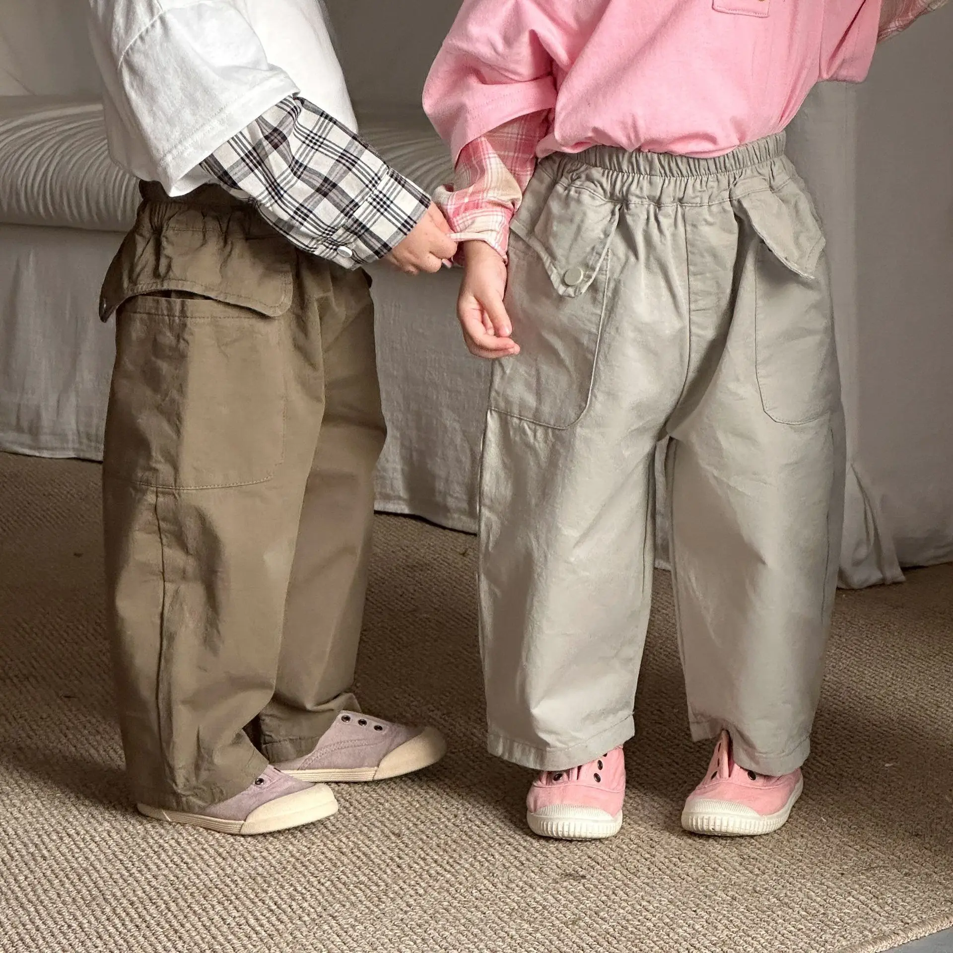 

2023 весенние новые детские свободные брюки, хлопковые широкие брюки для девочек, модные однотонные повседневные брюки для мальчиков, детская одежда для малышей